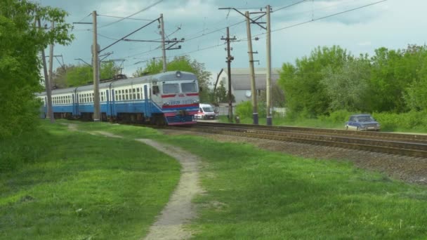 Ένα Τρένο Επιβάτες Αφήνει Γύρω Από Γωνία Οριζόντια Βίντεο Κινηματογραφικό — Αρχείο Βίντεο