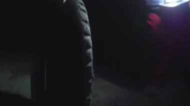 Geceleri, kırmızı pantolonlu bir kızın çarkları dönüyor. 4K Video sineması görüntüleri kurgu için.