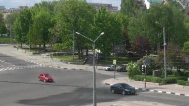 Ukrayna 'nın en pitoresk şehirlerinden biri olan Harkov' un merkezinde canlı bir kavşak noktası, 4k video sinematik görüntü