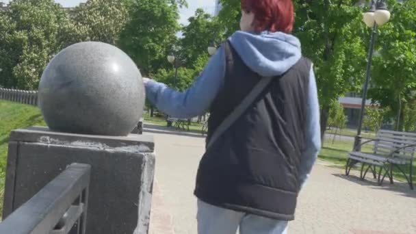 Eine Frau Mit Roten Haaren Läuft Den Pier Entlang Und — Stockvideo