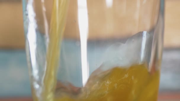 Detailní Záběr Pomerančového Nápoje Nalitého Průhledného Skla Videozáznamu — Stock video