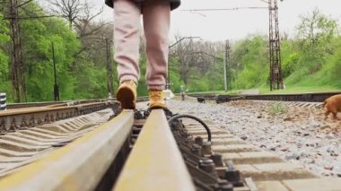 Bir kız köpeğiyle birlikte ormanda tek başına yürür.