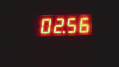 Karanlıkta kırmızı ışık. Geri sayım 3 saniye 4k yatay görüntü