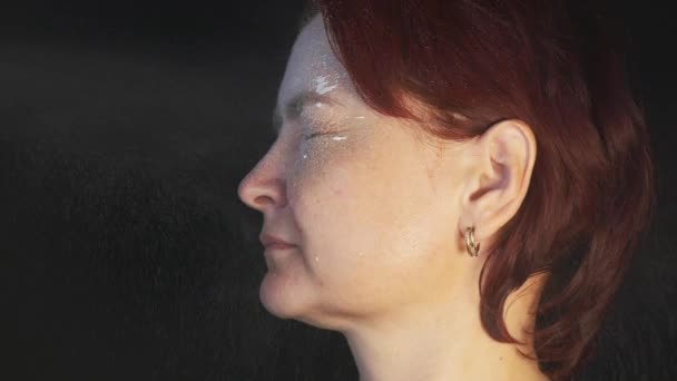 Μια Γυναίκα Κόκκινα Κοντά Μαλλιά Πασπαλίζει Λευκό Αφρό Στο Πρόσωπό — Αρχείο Βίντεο