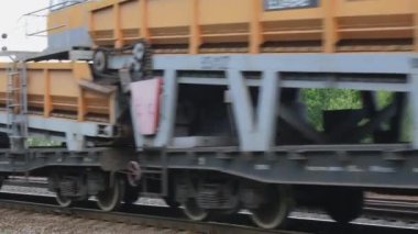 Yüklü bir teknik tren orman demiryolu boyunca seyahat eder. 4K yatay video. Sinematik görüntüler