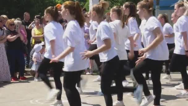 Група Танцюристів Білих Футболках Чорних Лексиках Танцюють Дні Міста Молоді — стокове відео