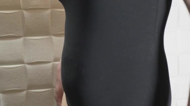 Una Donna Misura Sua Pancia Paffuta Con Nastro Centimetri Video — Video Stock
