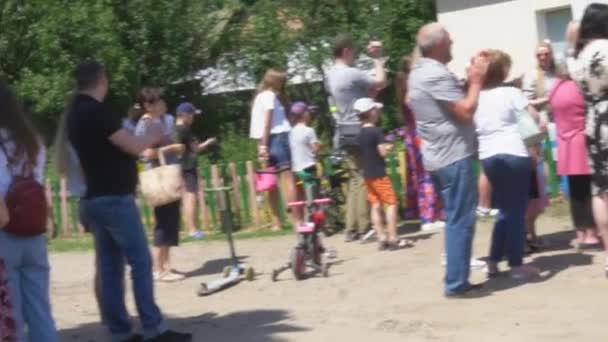 Una Multitud Personas Pie Ver Concierto Honor Día Ciudad Pokotilovka — Vídeo de stock