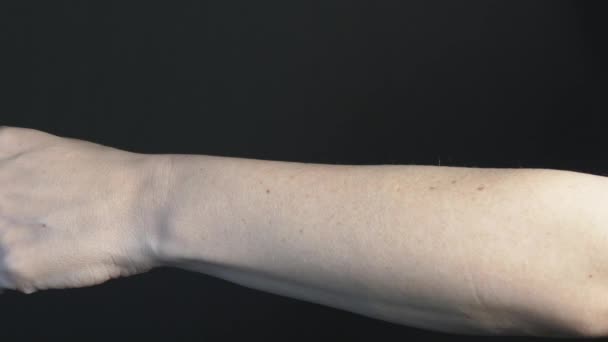 Ένα Γυναικείο Χέρι Μαλλιά Ψεκάζεται Λευκό Αφρό Από Ηλιακό Έγκαυμα — Αρχείο Βίντεο