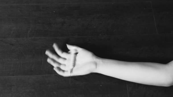 Seorang Wanita Muda Tangan Dengan Jarum Suntik Terletak Lantai Narkoba — Stok Video