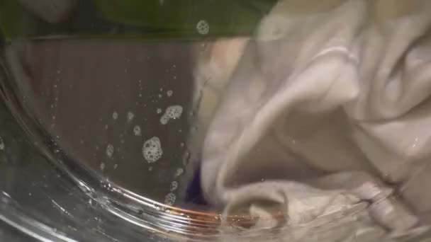 Çamaşır Makinesinin Varilinde Bükülmüş Yıkanmış Giysiler Yatay Video — Stok video