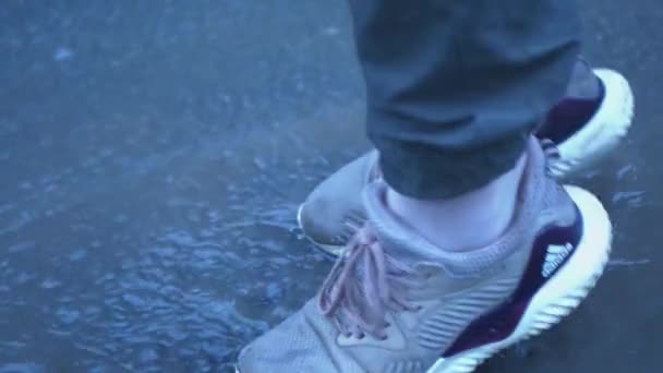 Девушка Кроссовках Adidas Прыгает Ложь Время Вечернего Дождя Медленное Видео — стоковое видео