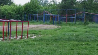 Sabun dizginleri şafakta erkenden uçar. Rüzgar sabun köpükleri taşır. Childs oynuyor. 4K video. Sinematik yatay görüntüler