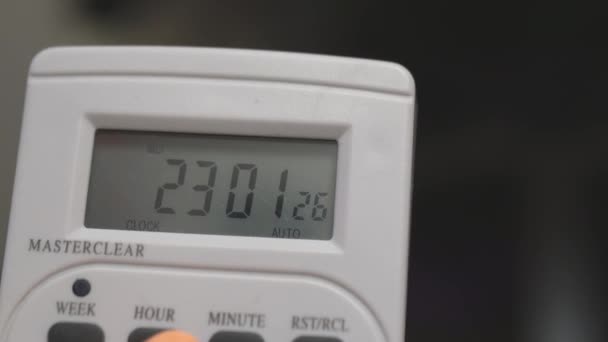 私達は植物のための家の温度を維持するために装置のタイマーを置きました 横ビデオ — ストック動画