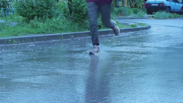Una Ragazza Scarpe Ginnastica Adidas Corre Attraverso Pozzanghere Sotto Pioggia — Video Stock
