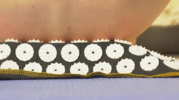 Przywrócenie Pola Choroby Kobietach Tyłu Były Małe Dziurki Maty Akupunkturowej — Wideo stockowe