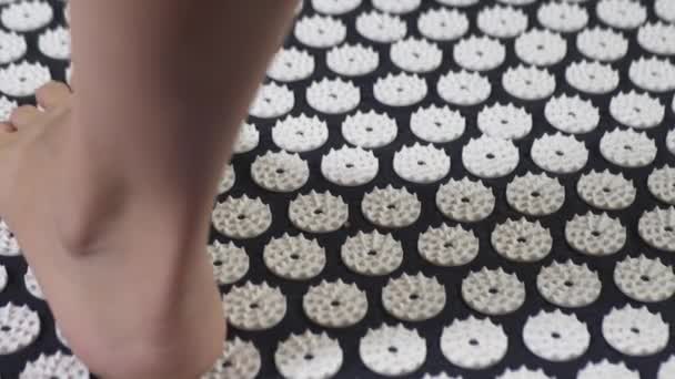 Kobiece Stopy Stoją Macie Akupunkturowej Masaż Stóp Restrukturyzacja Jest Procesem — Wideo stockowe