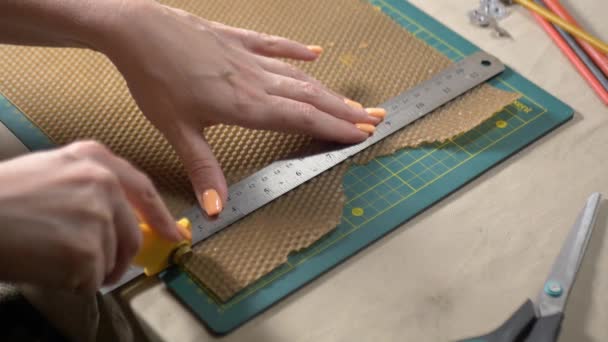 Uma Mulher Está Envolvida Bordados Mãos Das Mulheres Preparam Material — Vídeo de Stock