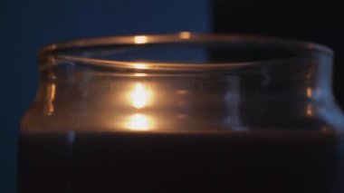 Menekşe renkli menekşe renkli bir mum aromasıyla yanarak oksijeni kesti ve söndü. 4K Yatay Video