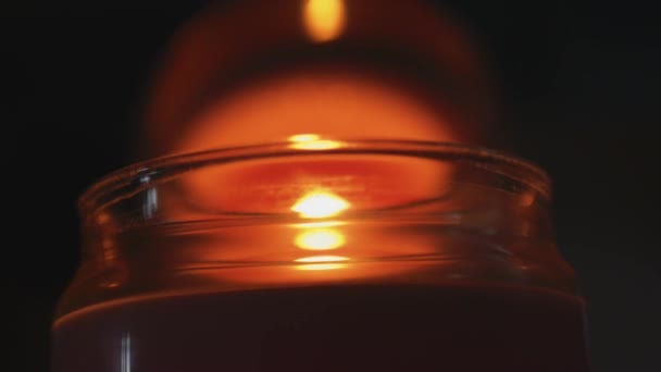 Teplé Světlo Krásně Hořící Svíčky Horizontální Video — Stock video