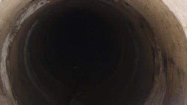 Kaydırma kamerası. Kanalizasyon borusunda enkaz var. Çevreyi koruyalım. 4K Yatay Video