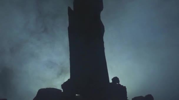 Las Ruinas Negras Están Iluminadas Con Luz Blanca Niebla Vídeo — Vídeos de Stock