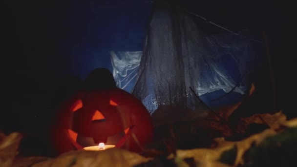 Herfst Blad Decor Een Halloween Sfeer Creëren Pompoen Met Een — Stockvideo