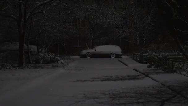 Schneebedeckte Straße Auto Nacht Schneefall Landschaft Horizontales Video — Stockvideo