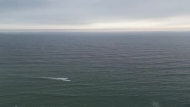 Плавне Спуску Безпілотника Човни Морі Захід Сонця Горизонтальне Відео — стокове відео