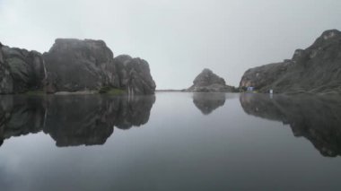 Hızlı ve alçak İHA uçuşu. Ticari araçların görüntüleri. Yatay olarak. Mistik bir yer. Atmsopher. Dağlarda göl