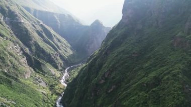 Sinema robotu dağların arasında uçuyor. 4K Video