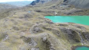 Drone turkuaz gölleri ve yeşil engebeli araziyi yakalıyor. Doğa, seyahat ve macera temaları için mükemmel.