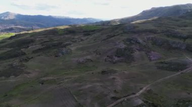 Yükselmiş, panoramik bir perspektiften hareketli tepelerin ve kırsal manzaraların çarpıcı görüntüsü büyüleyicidir.