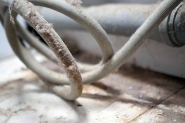 Kirli bir elektrik kablosu yerde yatarken bulundu. Potansiyel bir tehlike oluşturuyordu. Acil bakım ve temizlik gerektiriyordu.