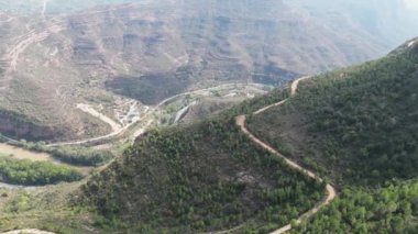 Göz kamaştırıcı bir hava görüntüsü dağlık bir manzara ve dolambaçlı bir patika. Doğa ve seyahat içeriği için mükemmel.