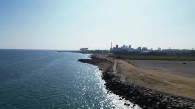 Bu sinematik klip, suyun huzur veren güzelliğini, arkasında çarpıcı bir şehir manzarası, resim projeleri için doğa ve mimariyi harmanlayarak gösteriyor.