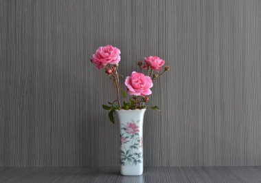 Vazoda üç güzel pembe gül