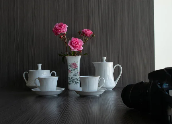 漂亮的咖啡服务和花瓶里的玫瑰 — 图库照片