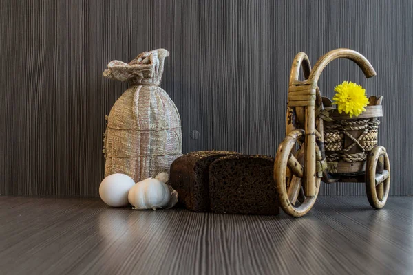 Klasik bisiklet, çanta ve ekmek.