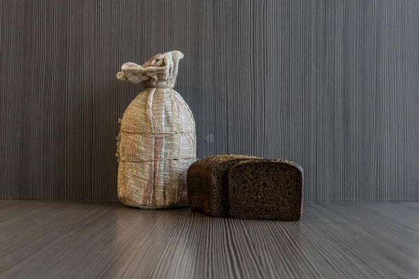 bir torba un ve siyah ekmek.