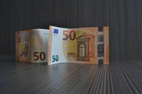 Masadaki Euro banknotları