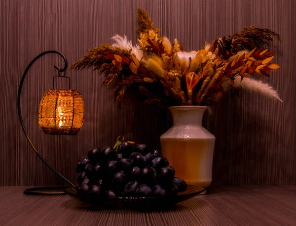 Durgun hayat: bir vazoda şamdan, üzüm ve çiçekler
