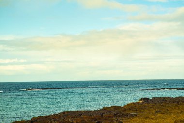 Okyanus ufku ve kayalık kıyı şeridi olan manzaralı kıyı manzarası