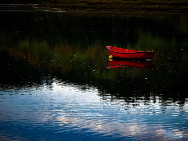 Reflexão Rio Água Refletida Barco Lago Aberto Uma Bela Vista — Fotografia de Stock