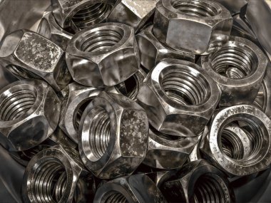 Parlak paslanmaz çelik fındıklar. Çeşitli parçaların montajı için küçük parçalar deposu. Toptan inşaat malzemeleri