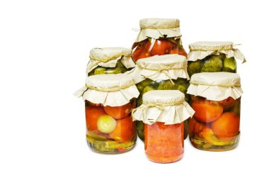 Konserve ve mayalanmış yiyecekler. İzole bir zemin üzerinde çeşitli turşu ve sebze turşusu bulunan ev yapımı kavanozlar. Oda servisi, temizlik, hasat koruma.