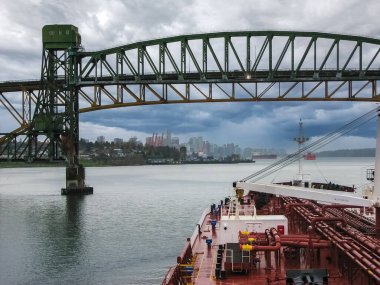 İkinci köprünün altından geçen bir tanker Vancouver, British Columbia, Kanada. Bulutlu gökyüzü, yağmurlu hava