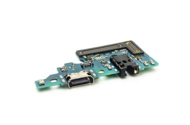 Beyaz arka planda çeşitli bileşenleri olan mavi bir devre kartı..