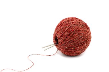 Beyaz arka planda kancası olan bir iplik yumağı. Ürün yaratma kavramı. El işleri, hobiler.