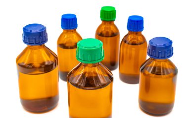 Yakın plan, kahverengi ilaç şişeleri, izole edilmiş beyaz arka plan